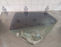 Стекло двери задней левой для Mazda 323 BA 94-98  запчасти бу