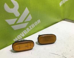 Повторитель на крыло желтый для Toyota Corolla E10 1992-1997  запчасти бу