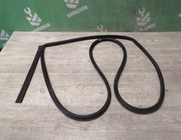 Уплотнитель двери для Hyundai i30 12-17  запчасти бу