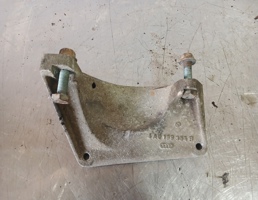 Кронштейн двигателя правый для Audi A6 (C4) 1994-1997  запчасти бу
