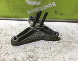 Кронштейн КПП левый для Volvo S40 95-98  запчасти бу