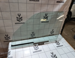 Стекло двери передней левой для Volvo 440 1992-1994  запчасти бу