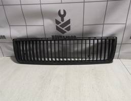 Решетка в бампер центральная для Skoda Octavia A4 1U 2000-2011  запчасти бу