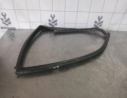 Уплотнитель стекла двери для Suzuki SX4 2006-2013  запчасти бу